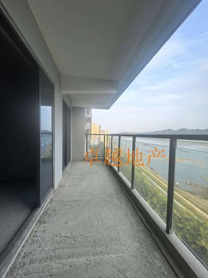 北京汇洋黄金海岸3室2厅121平中楼层/共46层