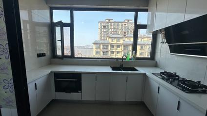 北京西湖河畔5室2厅130平高楼层/共18层