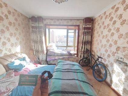 北京宝光翡翠华庭3室2厅145平中楼层/共33层