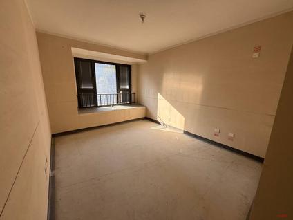 北京中央公园4室2厅132平低楼层/共8层