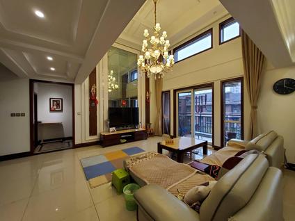 成都世茂城(四期西区)5室2厅125平高楼层/共6层