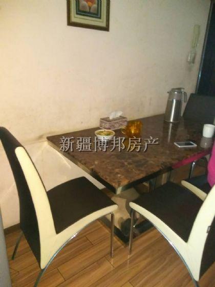 乌鲁木齐嘉华园(北区)2室2厅81平低楼层/共18层