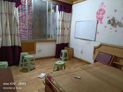 重庆工商银行家属院(荣昌)3室2厅142.21平低楼层/共8层