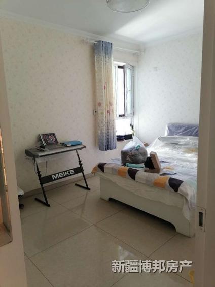 乌鲁木齐工商局家属楼2室2厅109平高楼层/共26层