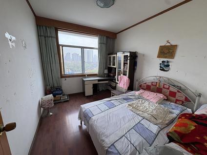 德阳梨儿园小区3室2厅140平高楼层/共7层