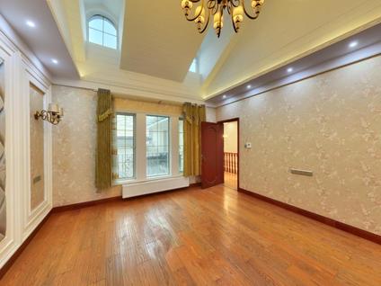 北京银湖翡翠(三期)4室3厅239.92平低楼层/共2层