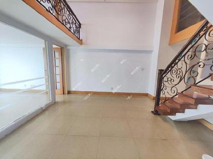 北京鸿城广场2室1厅117平中楼层/共23层