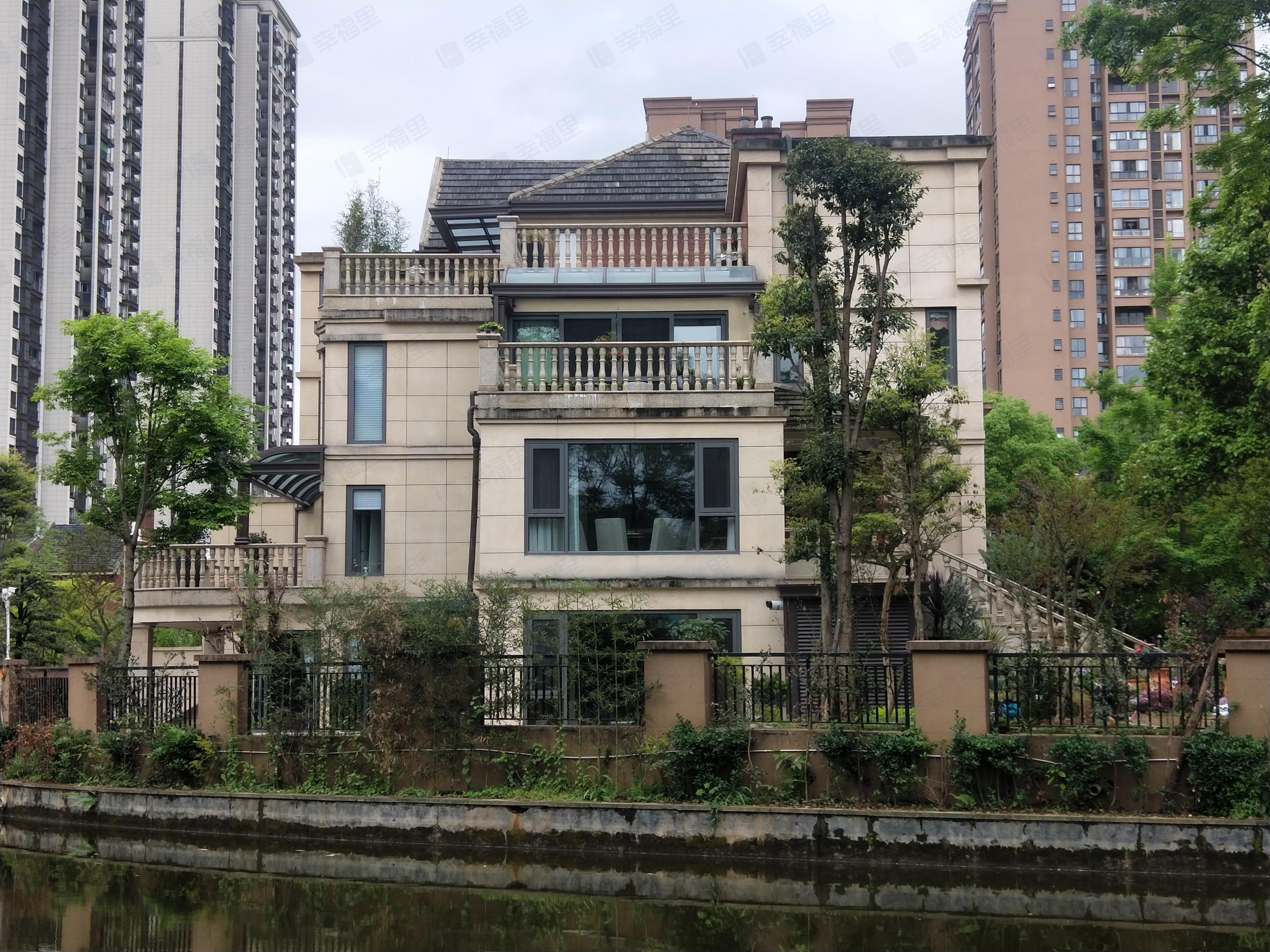 保利中央峰景小区效果图