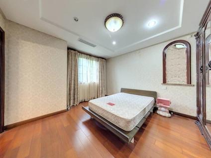 松江莘闵整租 达安圣芭芭花园4室2厅/189平/底层