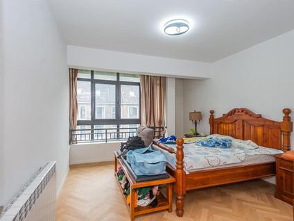 嘉定安亭整租 安亭新镇(德绍豪斯)4室2厅/199平/中楼层