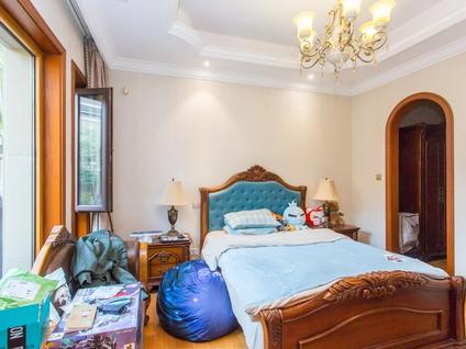 上海宝华栎庭5室2厅395平中楼层/共3层